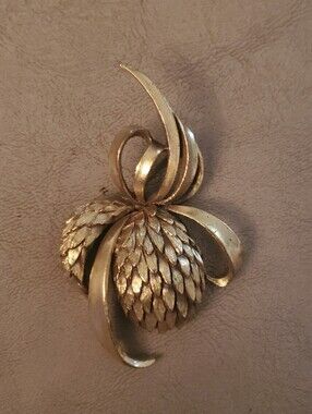 Gold Floral Petal Cluster Brooch - Elegant Women's Jewelry